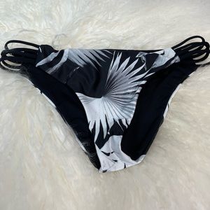 L space medium bikini bottoms